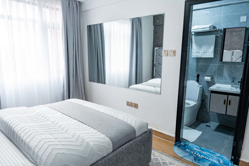 Main bedroom with its en-suite bathroom